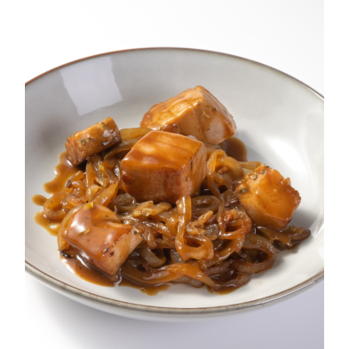 Atún rojo encebollado