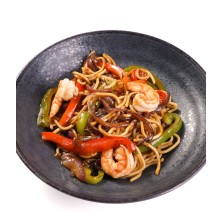 Noodles al wok con langostinos y verduras