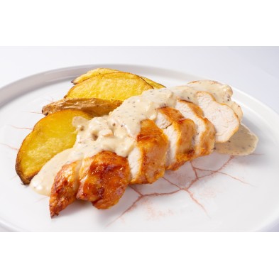 Pechuga de pollo a la parrilla en salsa de miel y mostaza con patatas gajo