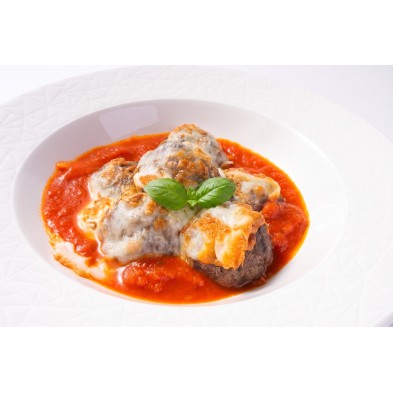 Albóndigas de berenjena rellenas de mozzarella en salsa de tomate y albahaca receta casera - Qchara