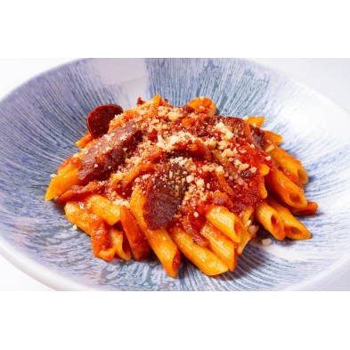 Macarrones con tomate, chorizo y bacon