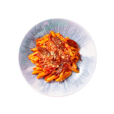 Macarrones con tomate, chorizo y bacon