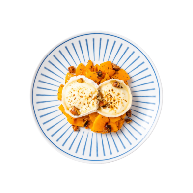 Calabaza asada con queso de cabra y almendras garrapiñadas