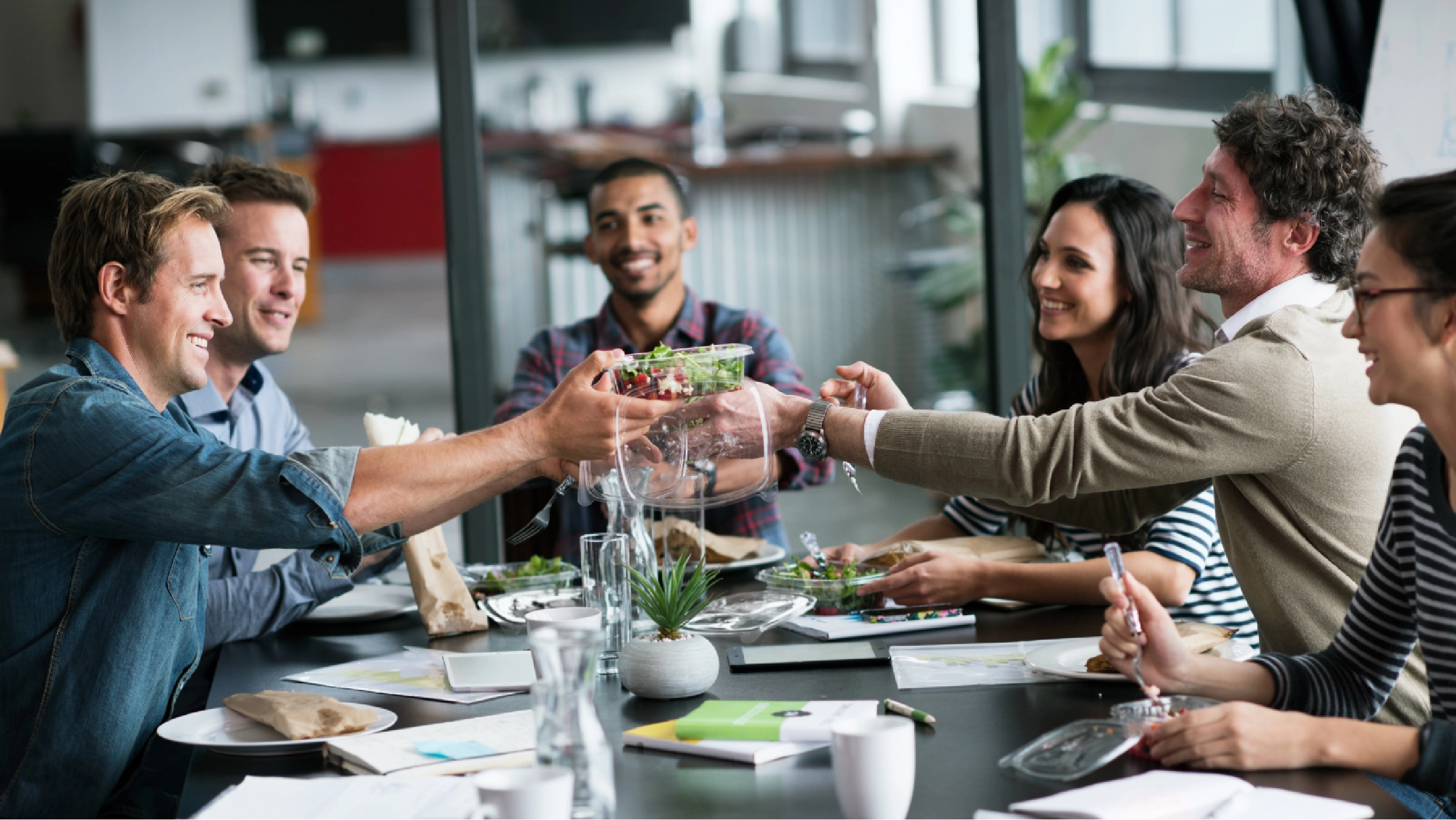 Comer sano en la oficina: Guía definitiva para sobrevivir sin caer en el menú del día