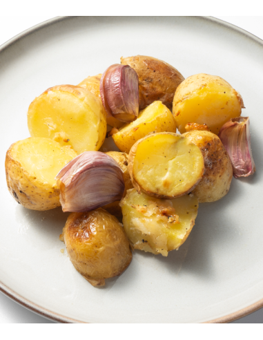 Patatas al horno con mantequilla de ajo asado