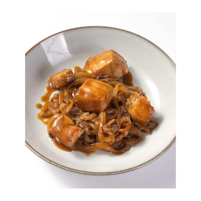 Atún rojo encebollado