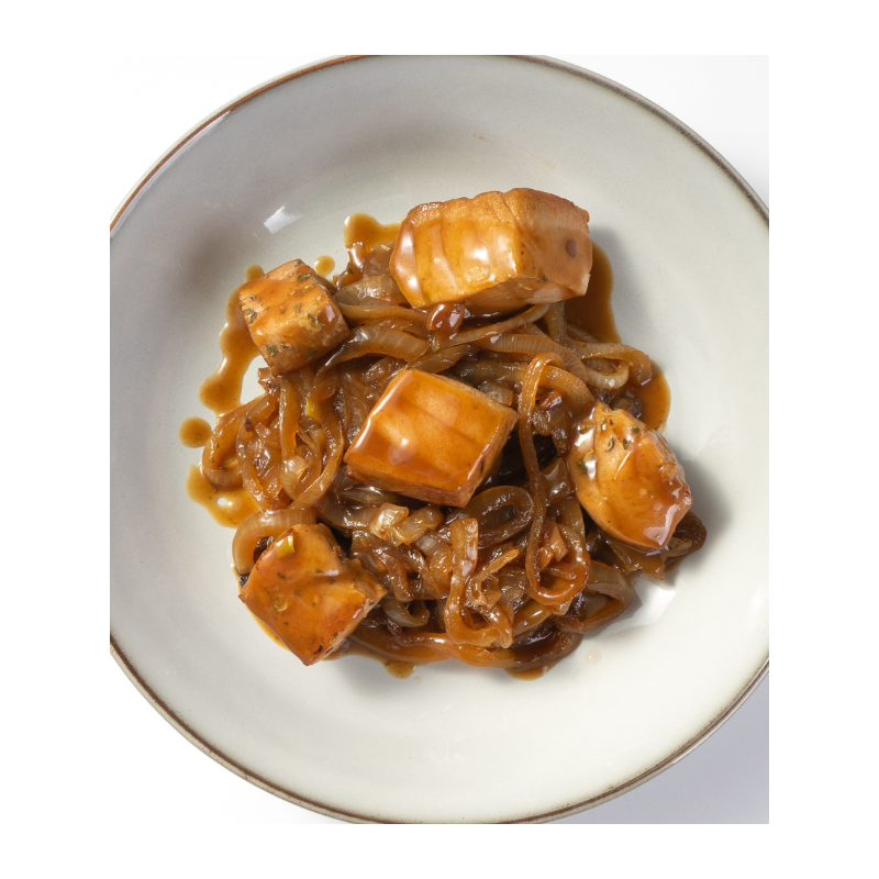 Atún rojo encebollado