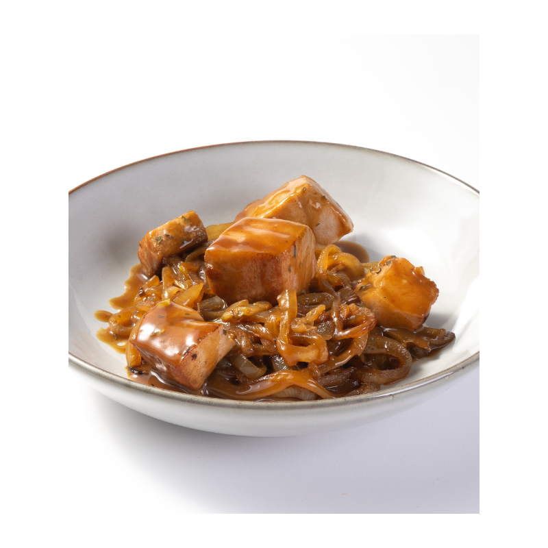 Atún rojo encebollado