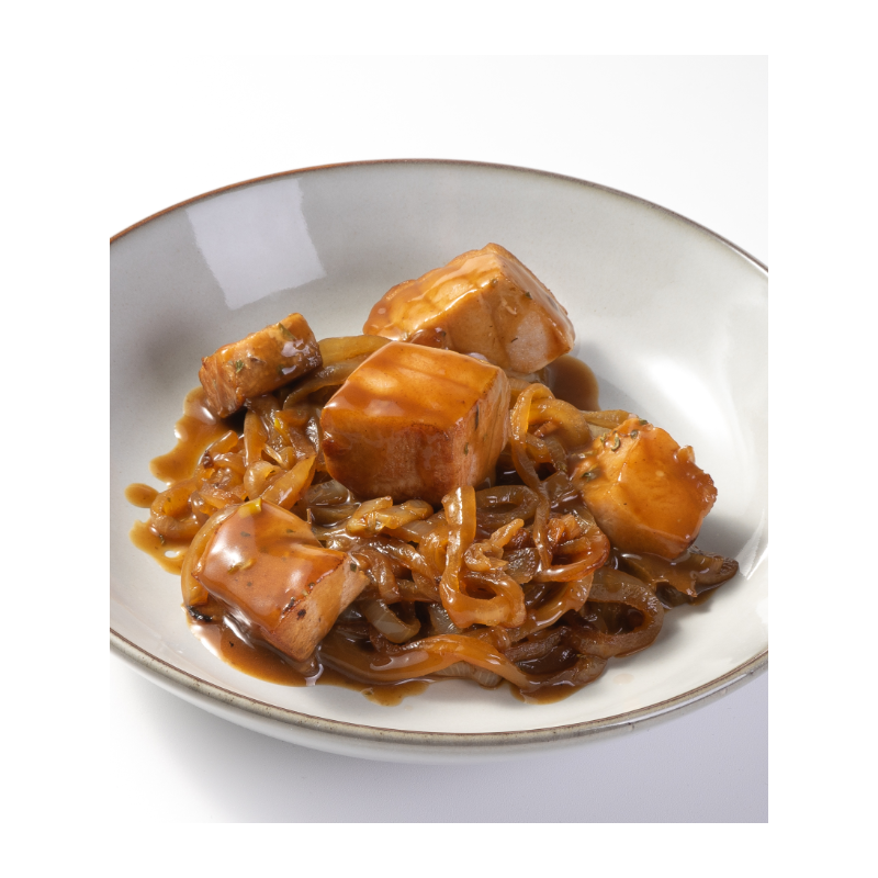 Atún rojo encebollado