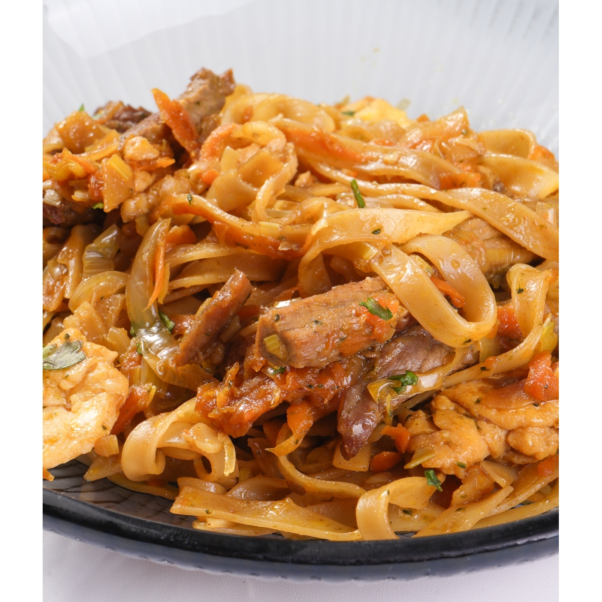 Wok de ternera con verduras, huevos y fideos de arroz