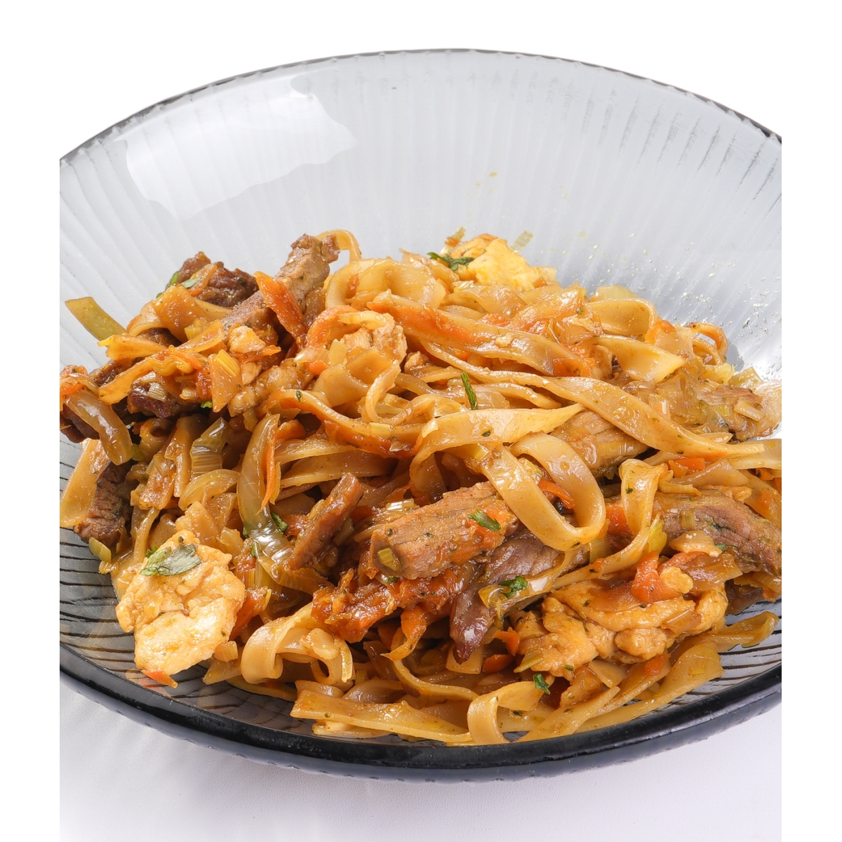 Wok de ternera con verduras, huevos y fideos de arroz