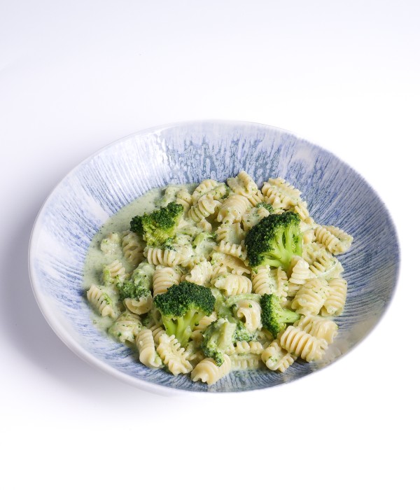 Radiatori con crema de brócoli
