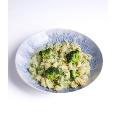 Radiatori con crema de brócoli