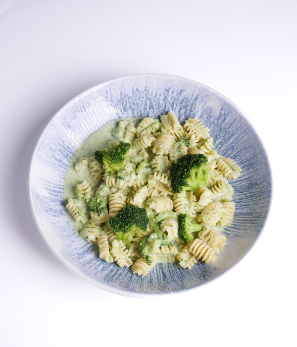 Radiatori con crema de brócoli