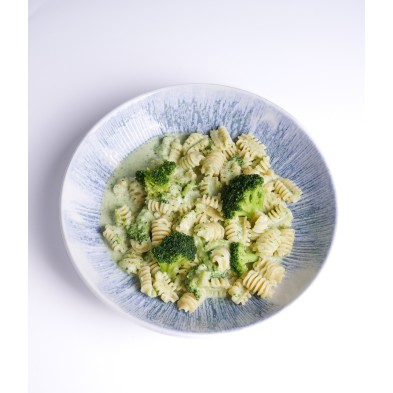 Radiatori con crema de brócoli