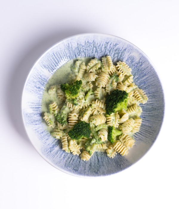 Radiatori con crema de brócoli