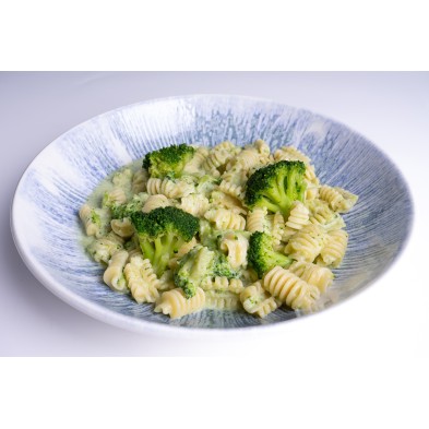 Radiatori con crema de brócoli