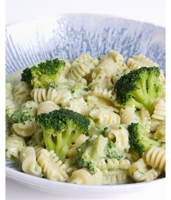 Radiatori con crema de brócoli