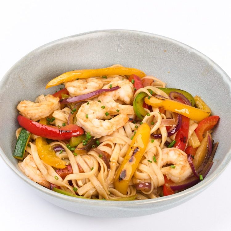 Noodles al wok con langostinos y verduras